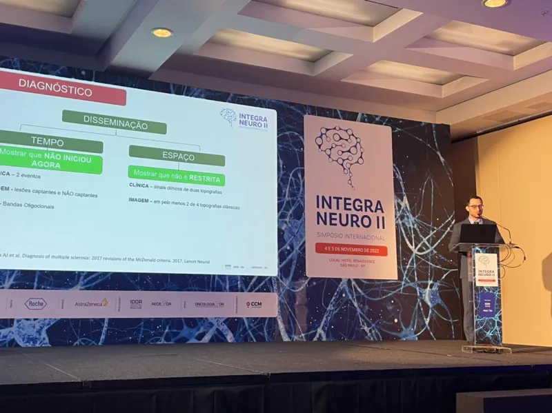 Dr. Igor Campana apresentando sobre diagnóstico de Esclerose Múltipla no Congresso Integra Neuro II